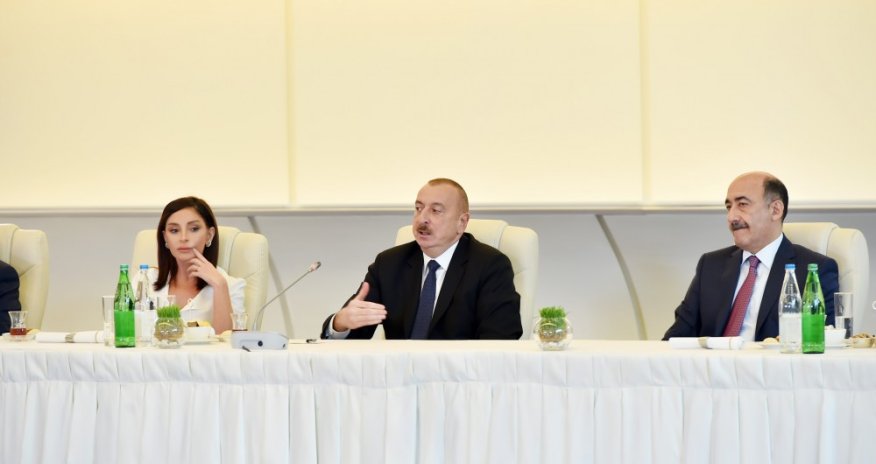 Sənətçilərin prezidentlə görüşündən - FOTOLAR