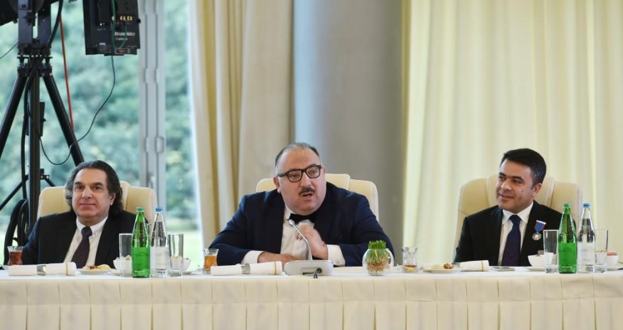 Мехрибан Алиева приняла Бахрама Багирзаде. В ходе встречи обсуждался вопрос памятника Тагиеву