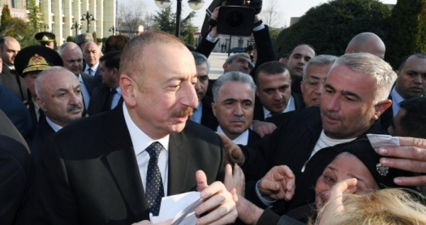 Ильхам Алиев лично принимает жалобы от людей ВИДЕО