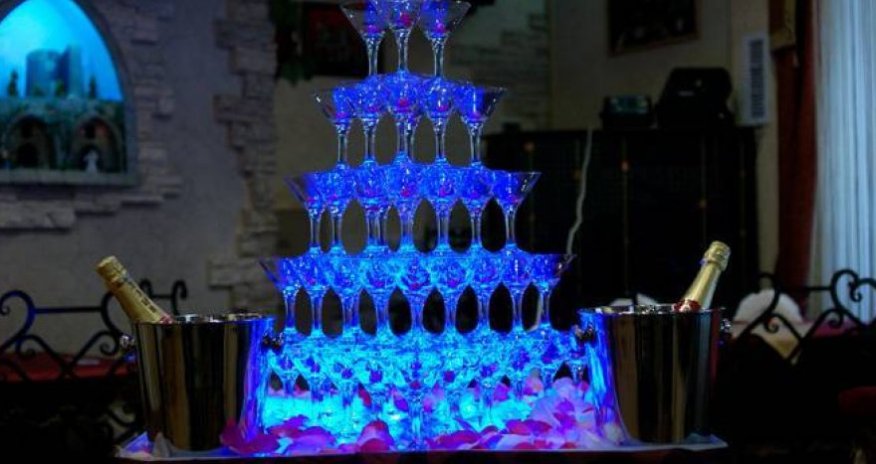 Бармен разбил пирамиду из бокалов на корпоративе в честь 8 Марта - ВИДЕО