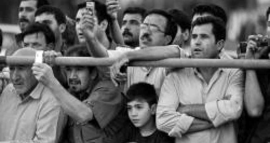 İranlı fotoqraf hər kəsi DƏHŞƏTƏ GƏTİRİR: edam edilənləri seyr edən qohumları çəkir…(FOTOLAR)