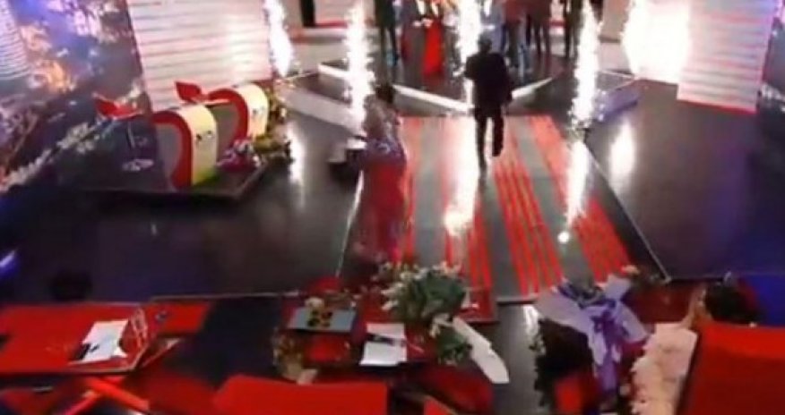 Xalq artisti efirdə yıxıldı - VİDEO