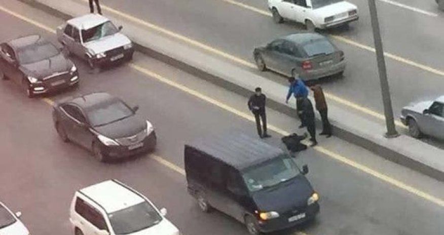 В Баку двух человек сбила машина - ВИДЕО