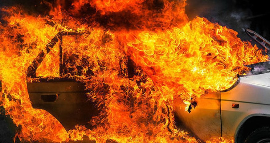 На дороге Баку-Сумгайыт сгорел автомобиль - ВИДЕО