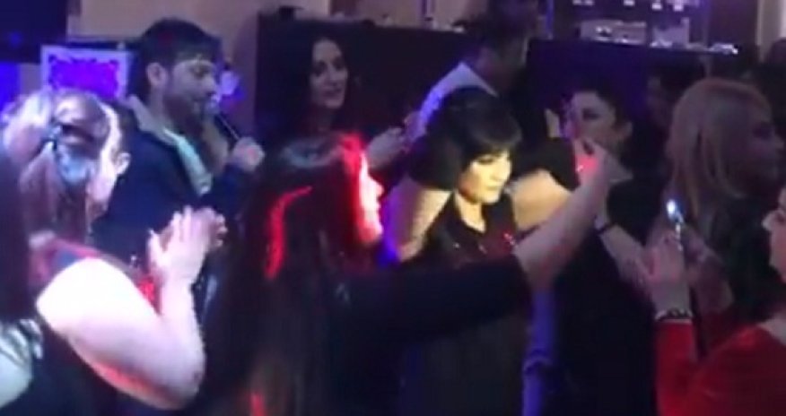 Azərbaycan qadını bu mahnıya da oynadı: “Kazbekə şey basım zırranım…” – VİDEO