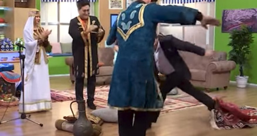 Vasif Məhərrəmli verilişdə oynayarkən yıxıldı - VİDEO