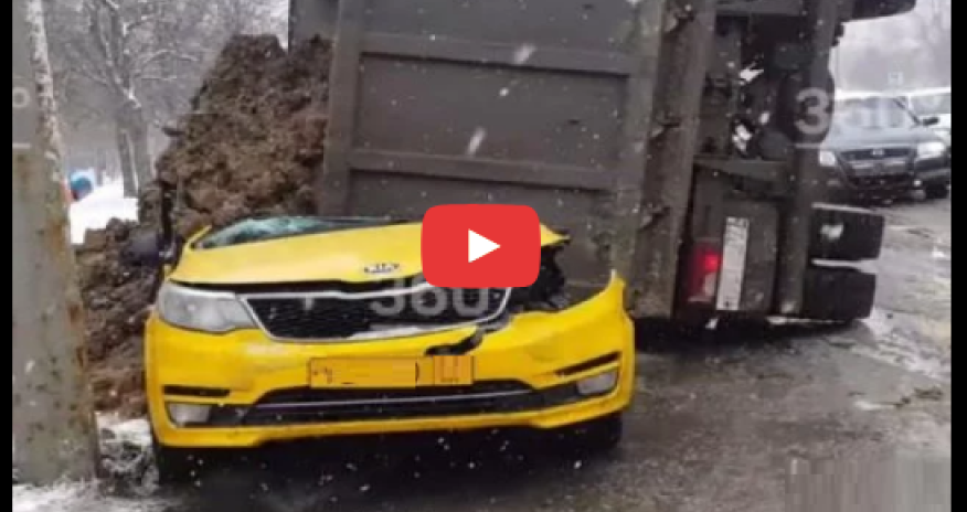 KamAZ sərnişinlə dolu taksinin üstünə aşdı – VİDEO