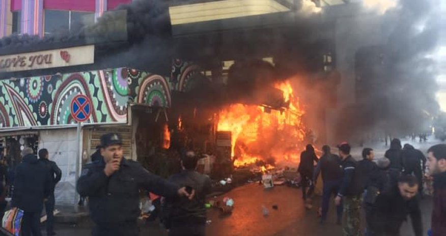 В Баку горит торговый центр - ФОТО