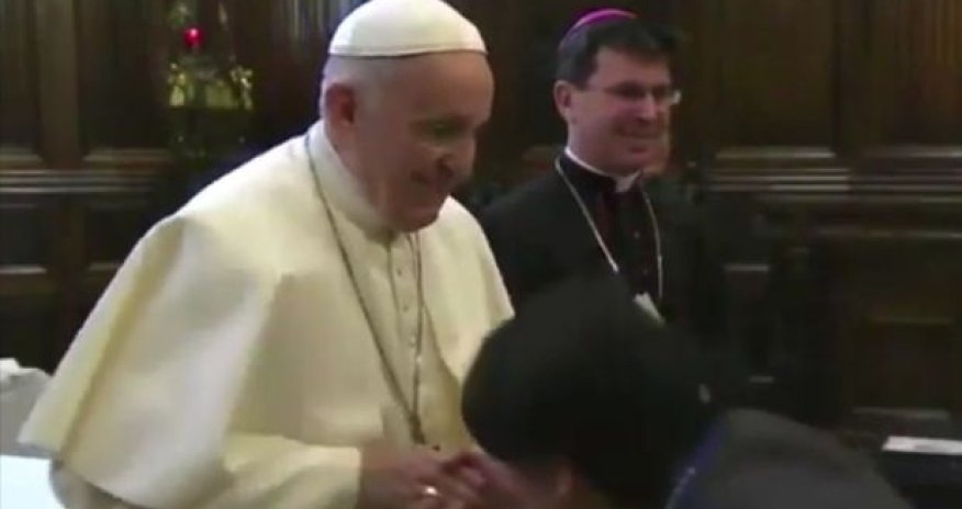 Папа Римский не дал прихожанам поцеловать свой перстень