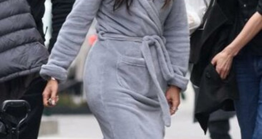 Məşhur müğənni hamam xalatında küçəyə çıxdı