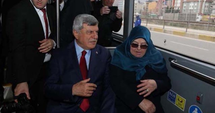 Vəzifəsini təhvil verib evə avtobusla qayıtdı – FOTOLAR