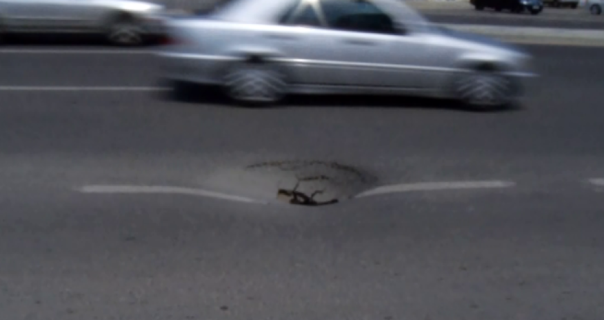 Babək prospektində yenə yol çökdü - VİDEO