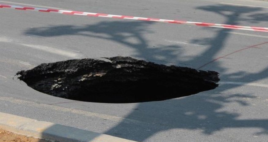 На проспекте Бабека просел асфальт - ВИДЕО