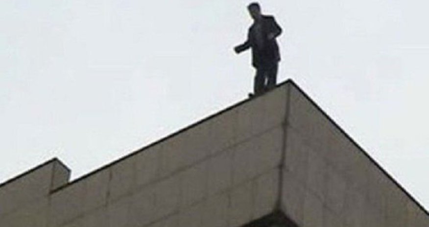 Yanğına görə özünü binadan atan evə buraxılır