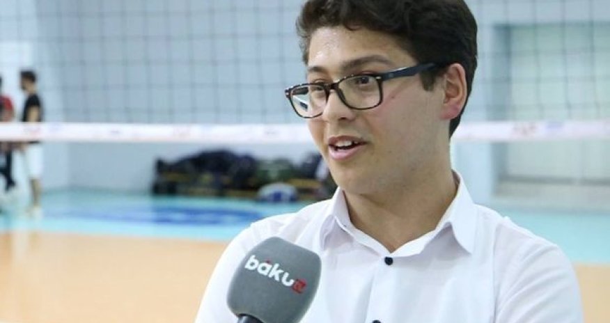 Юный азербайджанец точно воспроизводит речь комментаторов - ВИДЕО