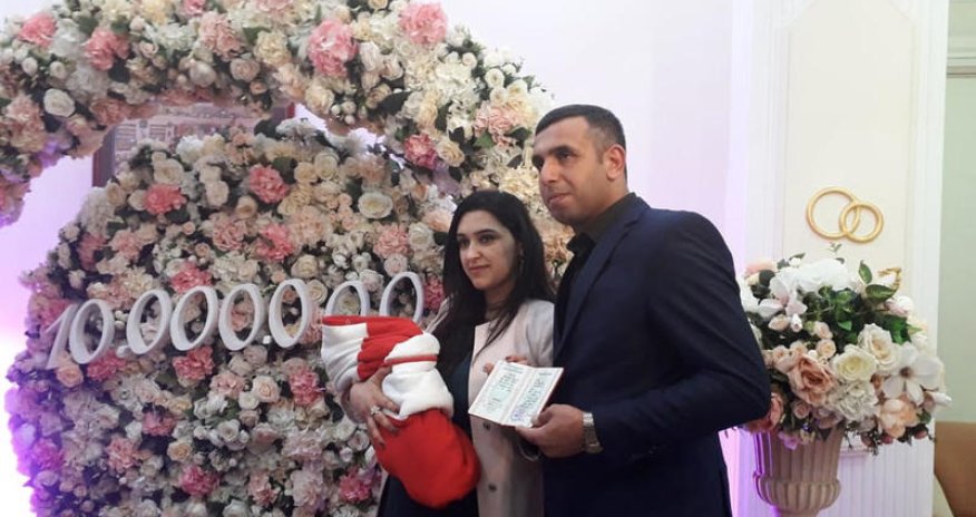 10 milyonuncu Azərbaycan vətəndaşına doğum haqqında şəhadətnamə təqdim olundu