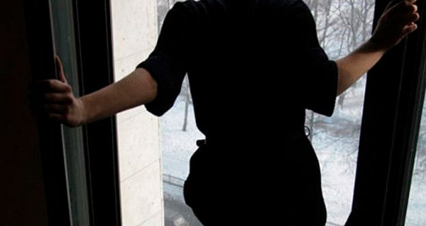 Yasamalda gənc qız özünü 9 mərtəbədən atdı - VİDEO