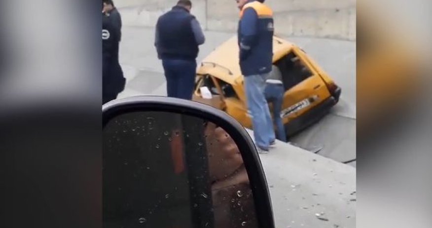 На кольцевой дороге столкнулись два автомобиля - ВИДЕО