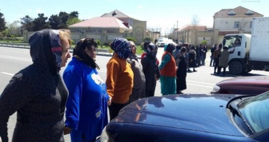 Bakıda gərgin anlar: Bir qrup qadın magistral yolu bağladı - VİDEO