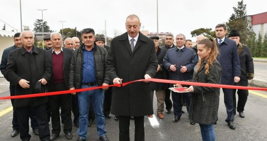 Ильхам Алиев на открытии дороги в Баку - ФОТО