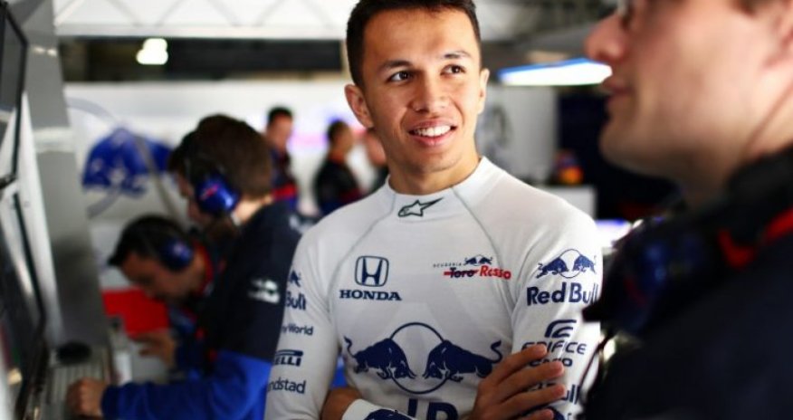 Круг по бакинской трассе вместе с пилотом «Торо Россо» Албоном - ВИДЕО