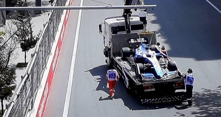 Гонщик «Формулы 1» совершил аварию, наехав на люк на бакинской трассе - ВИДЕО