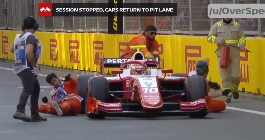 Еще одна авария на Гран-при Азербайджана: болид сбил двух человек