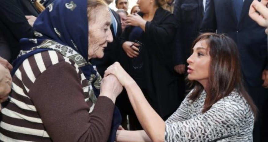 Mehriban Əliyevadan yaşlı qadına səmimi jest – MARAQLI FOTOLAR 