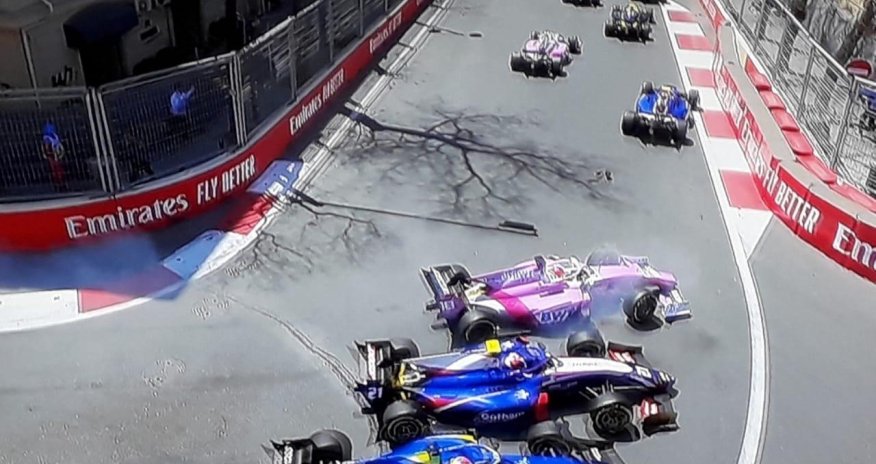 Bakıda Formula yarışında zəncirvari qəza - 3 pilot yarışı dayandırdı - FOTO