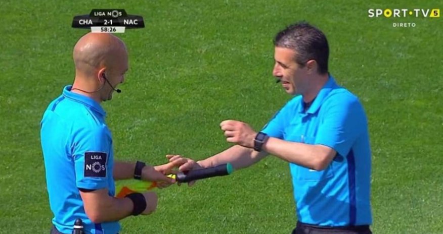 Арбитр остановил матч, сбежав в туалет, и получил красную карточку - ВИДЕО