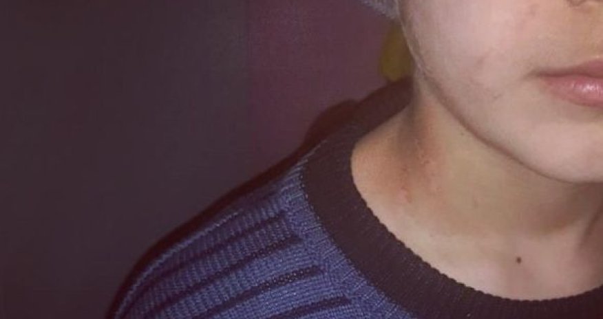 Bakıda qadın  uşağını görün nəyə görə vəhşicəsinə döyüb -  FOTOLAR