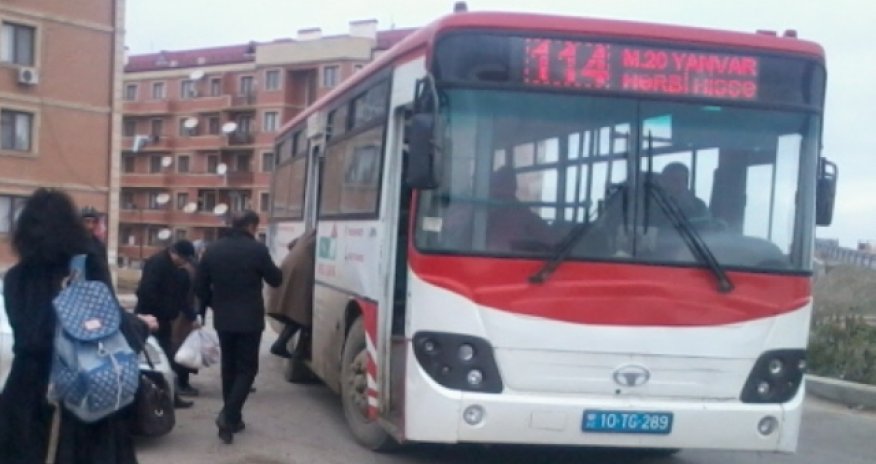 Avtobus sürücüsü halı pisləşən sərnişini təhqir etdi - VİDEO