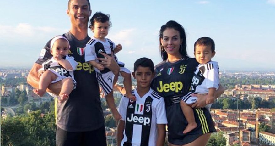 Роналду учит младшего сына играть в футбол - ВИДЕО