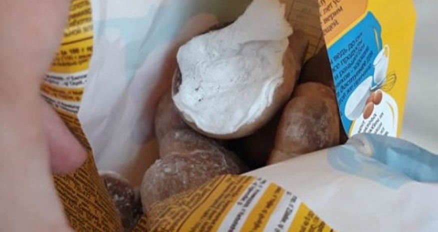 Bakıda aparıcının aldığı pryanikin içərisindən görün nə çıxdı - VİDEO