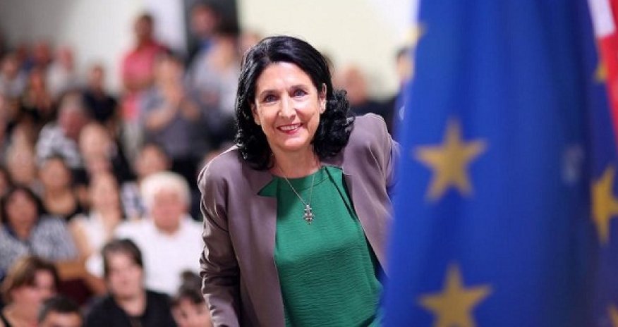 Gürcüstan prezidentinin istefası tələbi ilə aksiya keçirildi