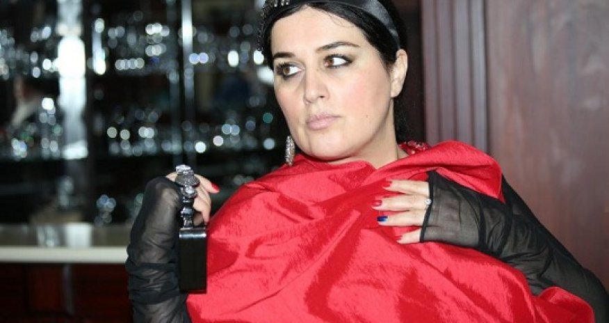 Elza saytları məhkəməyə verdi – Bu şeirə görə