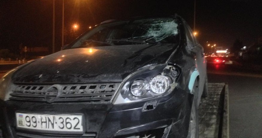 Bakıda sürücü avtomobili piyadalara çırpdı - Ölən var - VİDEO 