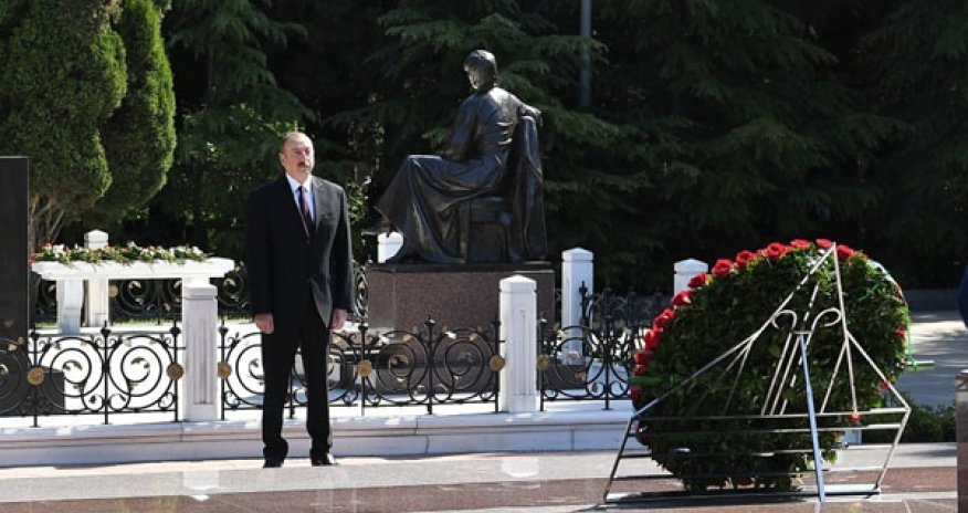  Prezident və ailə üzvləri Heydər Əliyevin məzarını ziyarət edib