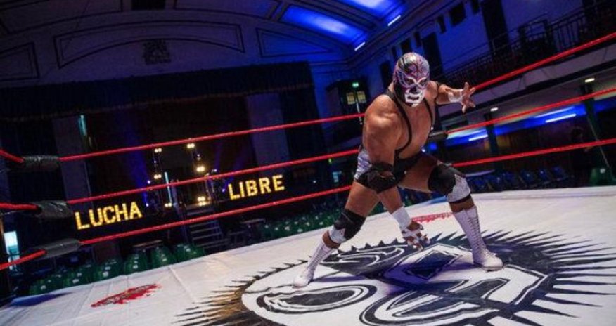 Məşhur güləşçi səhnədə öldü