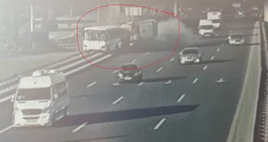 Bakıda zibil maşınının avtobusa çırpıldığı qəza anı - VİDEO