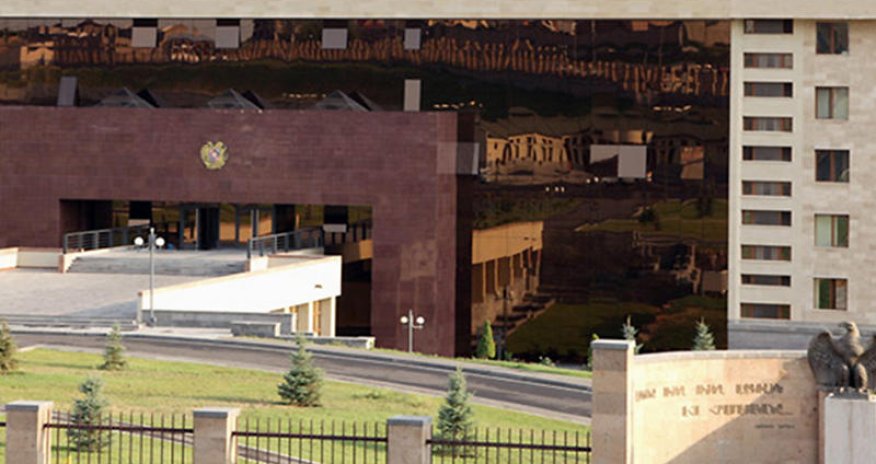 Мужчина пытался сжечь себя перед зданием Минобороны Армении