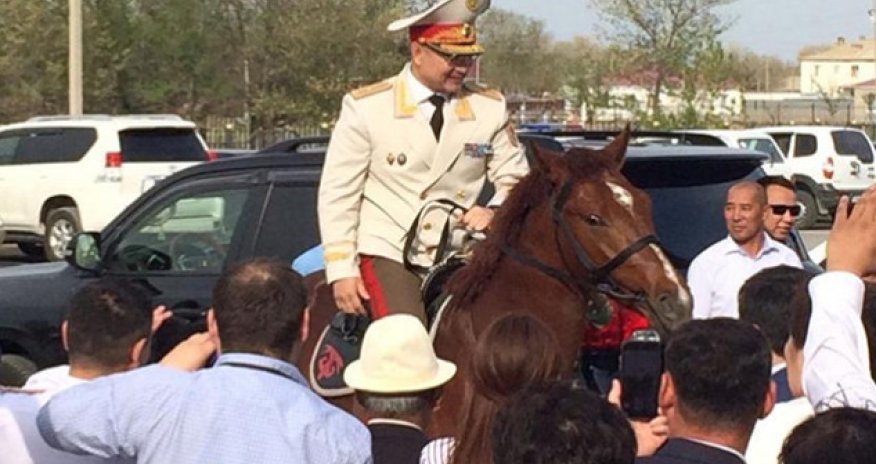 Şöbənin qabağında at minən polis rəisi işdən qovuldu – VİDEO