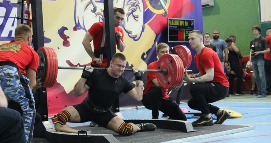 İdmançı ştanq qaldırmaq istədi, ayaqları qırıldı - VİDEO