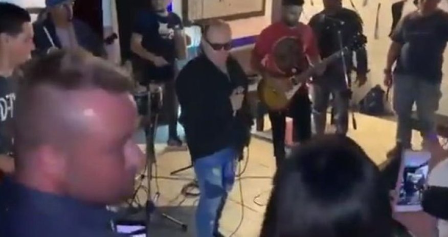 Müğənni səhnədə öldü – VİDEO