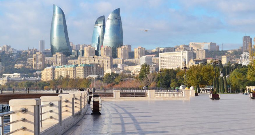 Bakı bulvarında qızlar çılpaq günəşləndi — FOTO