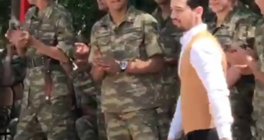 Müğənni əsgərlərin qarşısında biabır oldu - VİDEO