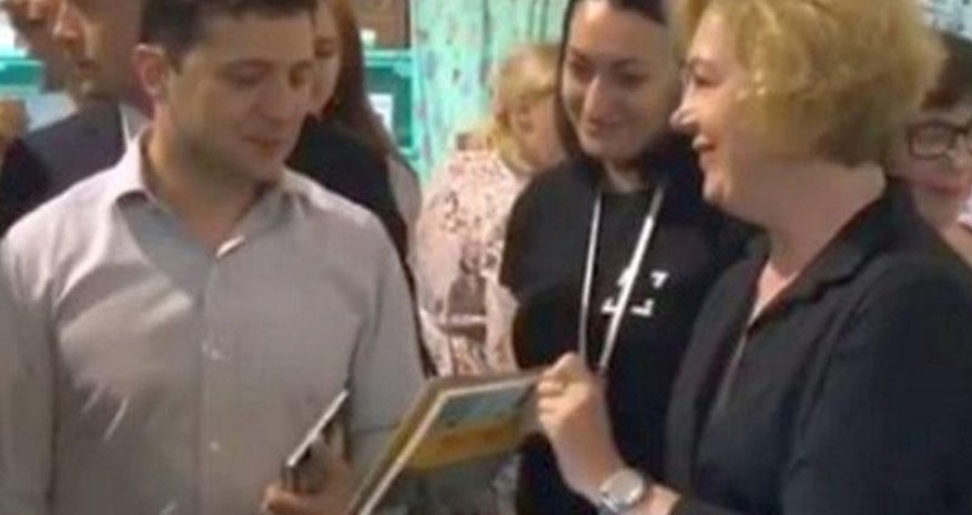 Prezidentə uşaq kitabı hədiyyə edildi - “Yeni başlayanlar üçün siyasət”