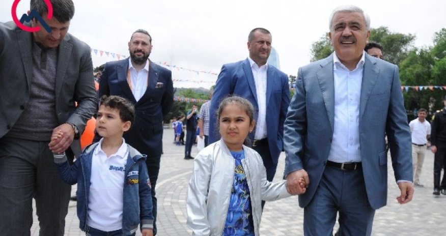 Rövnəq Abdullayev nəvələri ilə - Fotolar