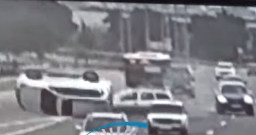 “Uçan baqaj” qəzaya səbəb oldu: “Prado” aşdı, “Opel” çevrildi - VİDEO