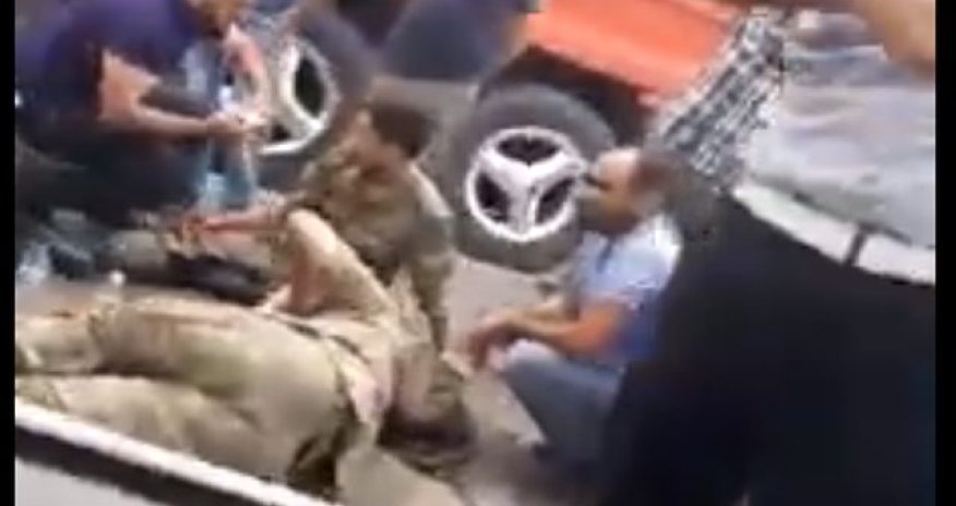 Bakıda əsgərləri daşıyan avtomobil qəzaya düşdü: Çoxlu sayda yaralı var - VİDEO